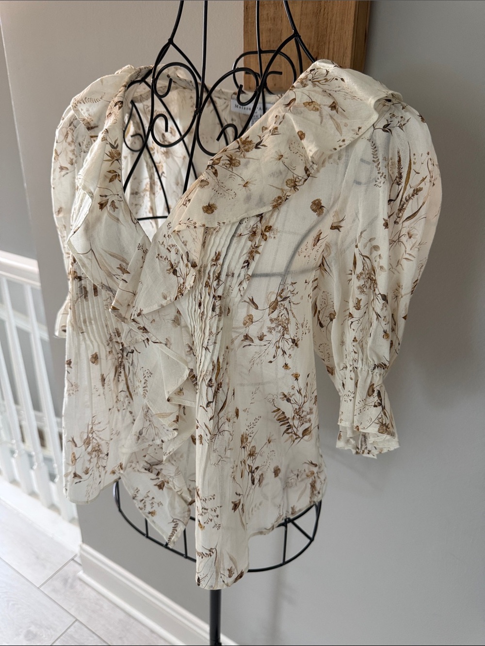 Women's Cream Floral Ruffle V-Neck Blouse, XS, NWT - Picture 3 of 9